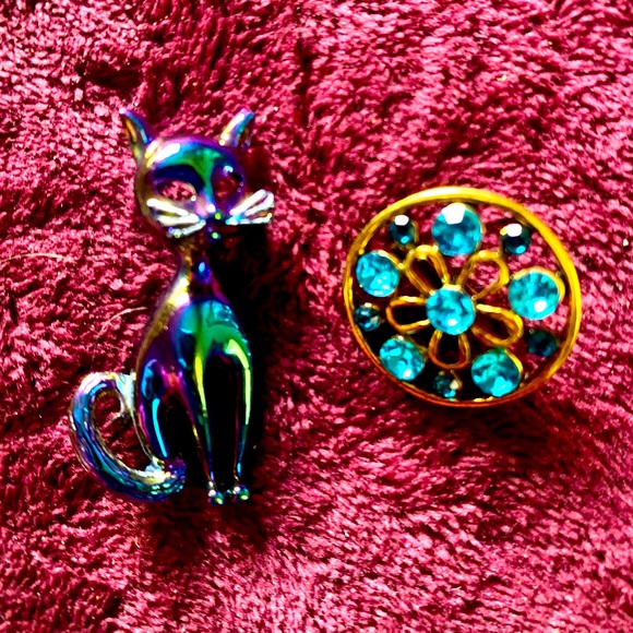 Iridescent Cat Brooch and Round Gold tone with Blue stones Accents - Picture 1 of 8